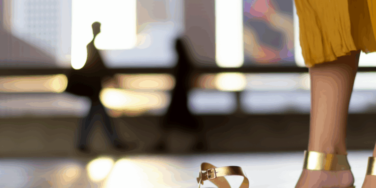 Belinda brilla en Los Ángeles con las sandalias y vestido color dorado que necesitas para lucir elegante en otoño 2025