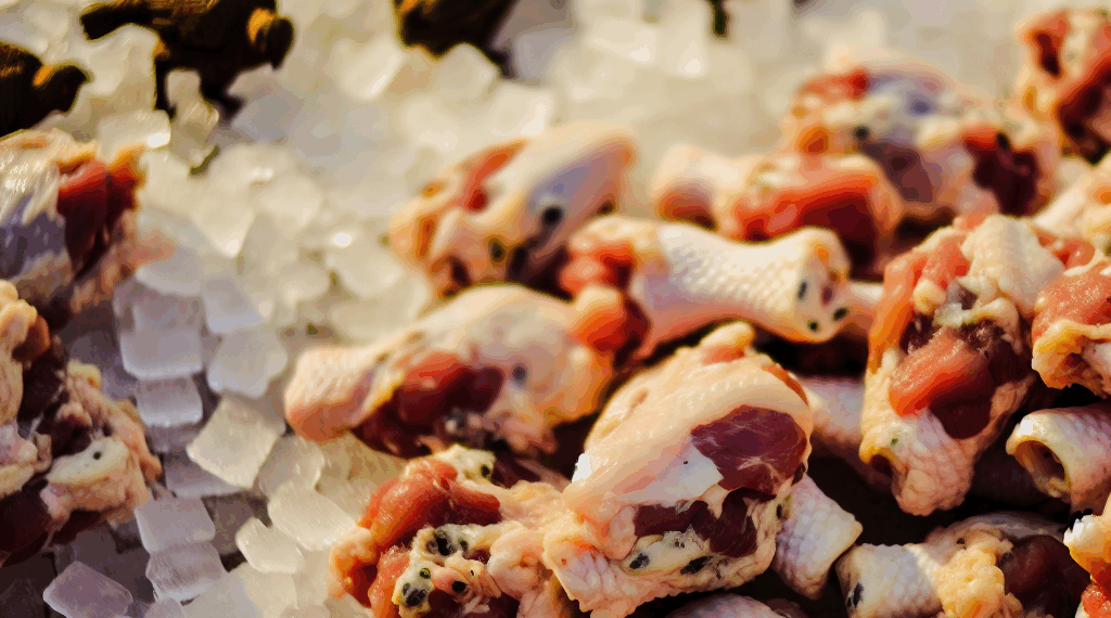 Retiran del mercado 2,200 toneladas de pollo congelado y deshuesado