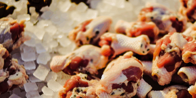 Retiran del mercado 2,200 toneladas de pollo congelado y deshuesado