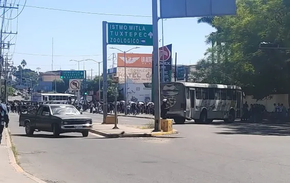 Vuelven-a-la-carga.-Profesores-de-la-22-bloquean-crucero-de-Fonapas | cuartaplana.com