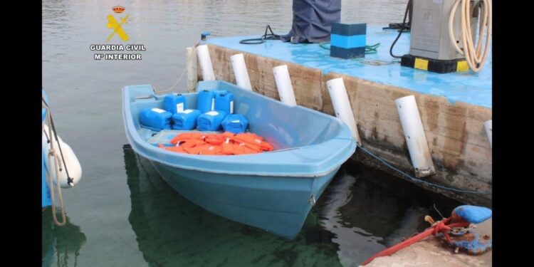 Un crucero rescata a 19 migrantes a 20 millas de Cabrera y los traslada al puerto de Barcelona