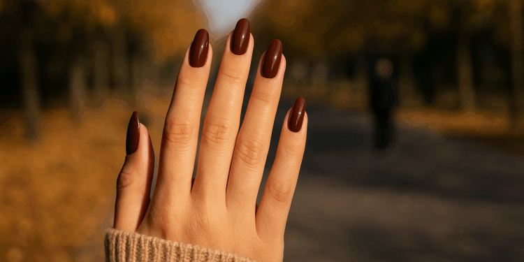 Uñas color chocolate caliente, el esmalte del otoño 2025, para una manicure irresistible