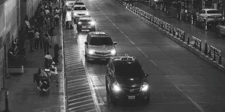 ¿Por qué Uber y apps de viajes no tienen permisos para operar en aeropuertos? Esto dijo SICT