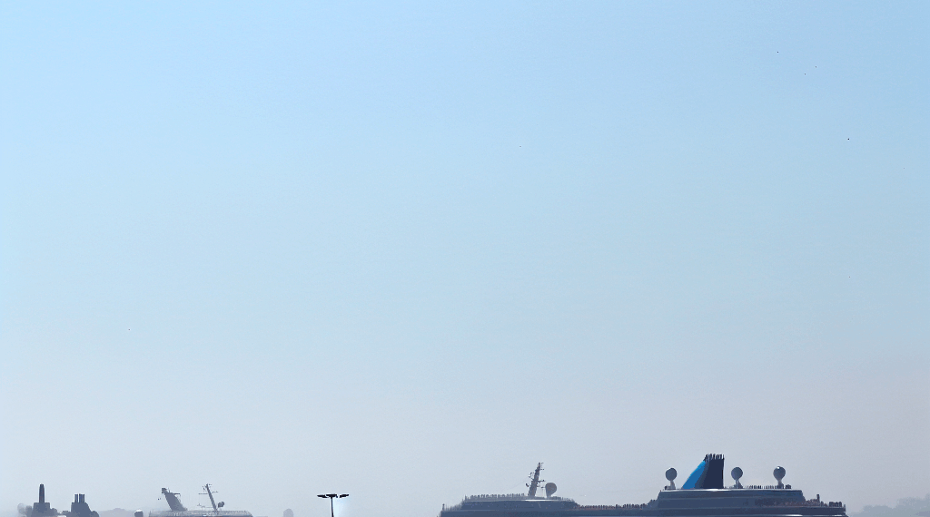 Los cruceros ‘Iona’ y  ‘Queen Victoria’, amarrados en el puerto de A Coruña.