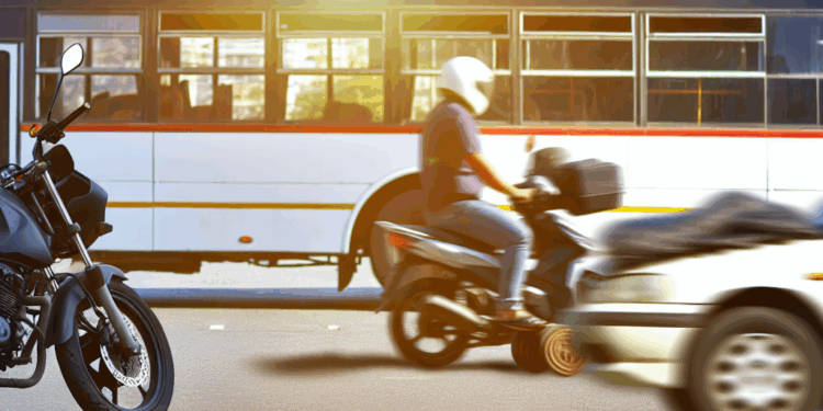 Imprudencia en crucero de Tizimín termina en choque de una moto y un autobús