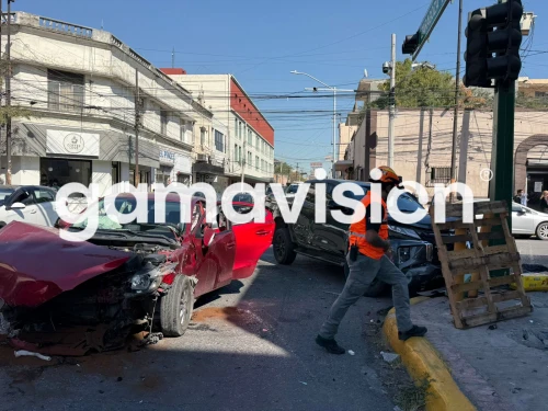 Choque en crucero deja tres lesionados en el centro de Monterrey