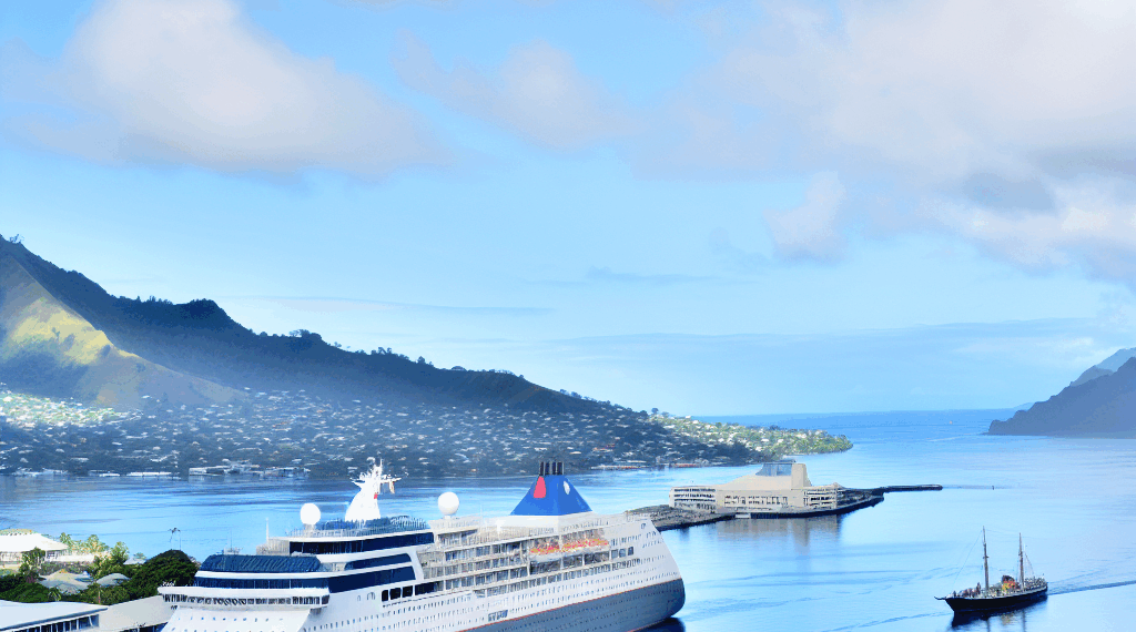 Crucero Le Boreal arriba a Terminal Pacífico Sur