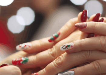 Selena Gomez brilla con uñas de nail art navideño, la manicure a llevar en diciembre 2025
