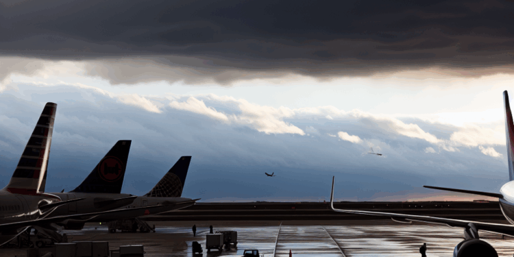 Entre cierre de gobierno y tormenta en Chicago, los problemas en viajes aéreos crecen