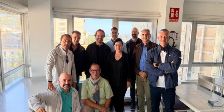 Representantes de la ALCTC y AGOCV, tras la firma del acuerdo de colaboración. -