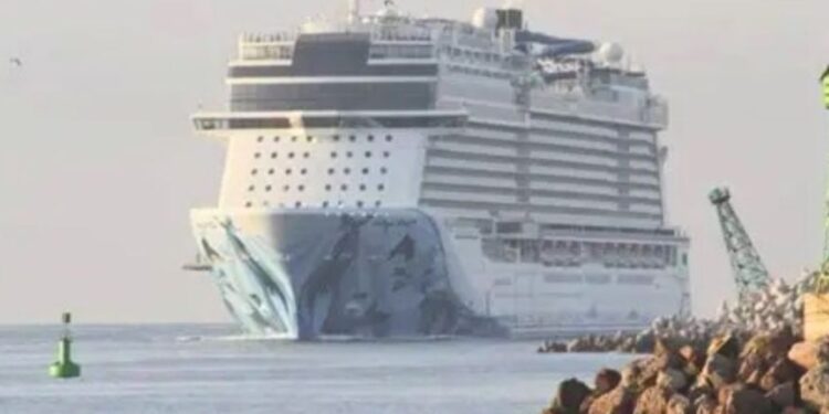 El Norwegian Bliss llena de vida el puerto de Mazatlán