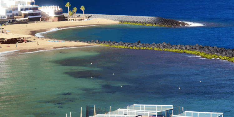 Las piscifactorías chocan con la industria turística Gran Canaria cierra 17 playas en plena temporada alta