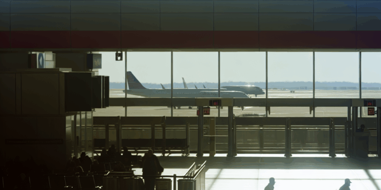 Los viajes aéreos en EE.UU. se reducirán a un goteo debido al cierre, según el Secretario de Transporte — Noticias de TradingView