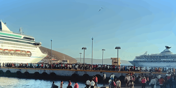 Mazatlán se llena de turistas; llegan más de 8 mil pasajeros de 3 cruceros este miércoles