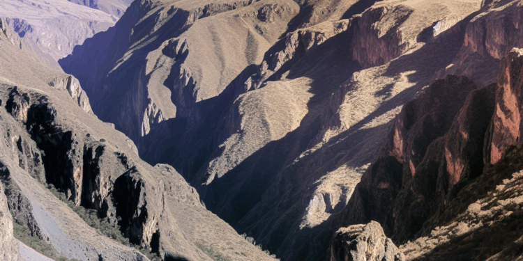 El Cañón de Tinajani, el mágico atractivo turístico de Puno, fue elegido como uno de los 10 mejores lugares para visitar de Sudamérica y Centro América el 2026 por la revista especializada en turismo de lujo Condé Nast Traveler. ANDINA/Daniel Bracamonte