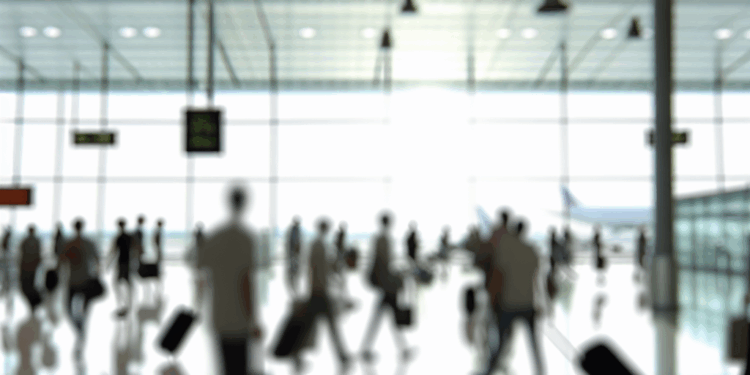 Viajero con tarjeta de embarque en mano