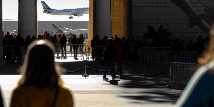 EEUU prevé récord de viajes en avión en Acción de Gracias tras recortes del cierre federal