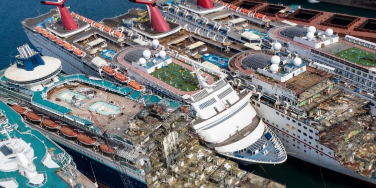 Se preguntan dónde acabaron muchos cruceros del mundo tras el COVID y dan con el 'cementerio de cruceros'