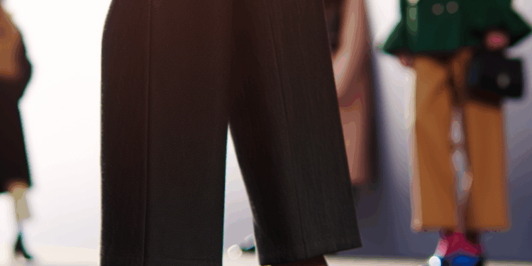 Ideas para vestir elegante con zapatos planos y pantalones rectos en Otoño-Invierno 2025, según tendencias