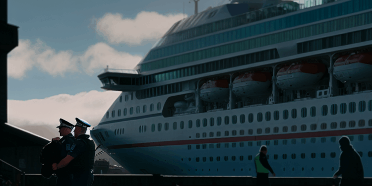 Royal Caribbean expulsa a pasajero de crucero por Nueva Zelanda por agresión