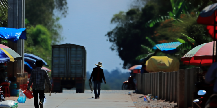 Camboya suspende viajes terrestres en frontera con Tailandia mientras continúan combates