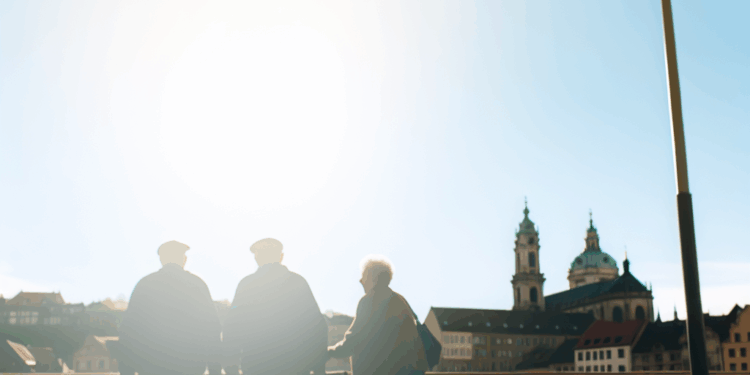 Adultos mayores acusan fraude de agencia tras comprar viaje espiritual a Europa