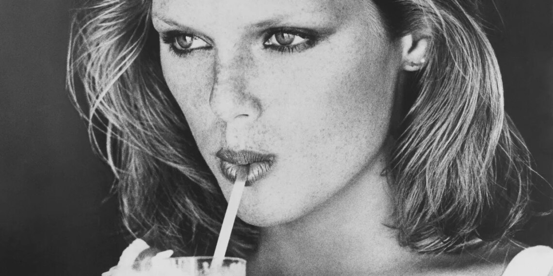 Beber agua con sal por la mañana: el truco de bienestar que debes aplicar todos los días