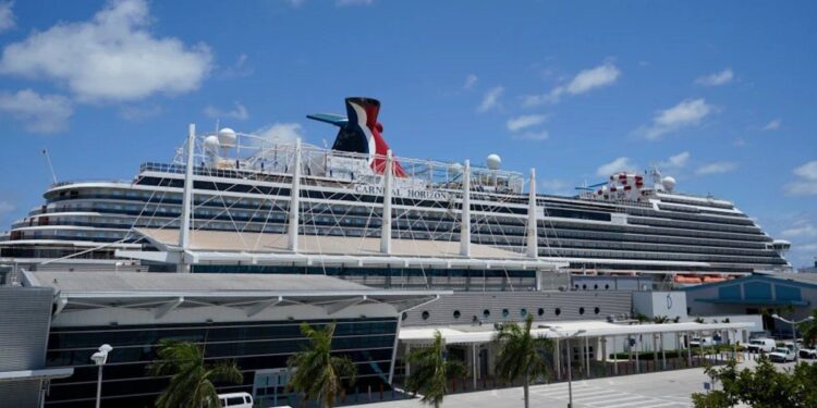 Acusan a un adolescente de matar a su hermanastra en un crucero, pero él no recuerda nada