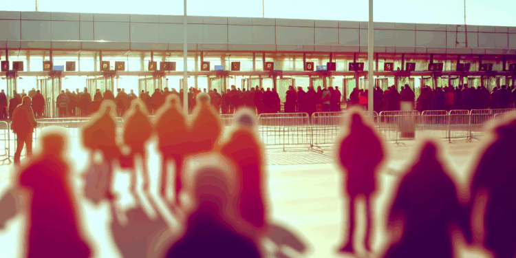 La secretaria de Seguridad Nacional, Kristi Noem, recomienda "una prohibición total de viajes" para "cada maldito país que ha estado inundando nuestra nación con asesinos" | Noticias Univision Inmigración