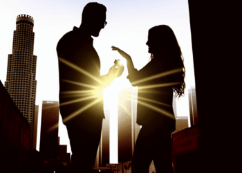 Es oficial: Miley Cyrus se compromete con Maxx Morando, así fue su aparición con anillo en Los Ángeles