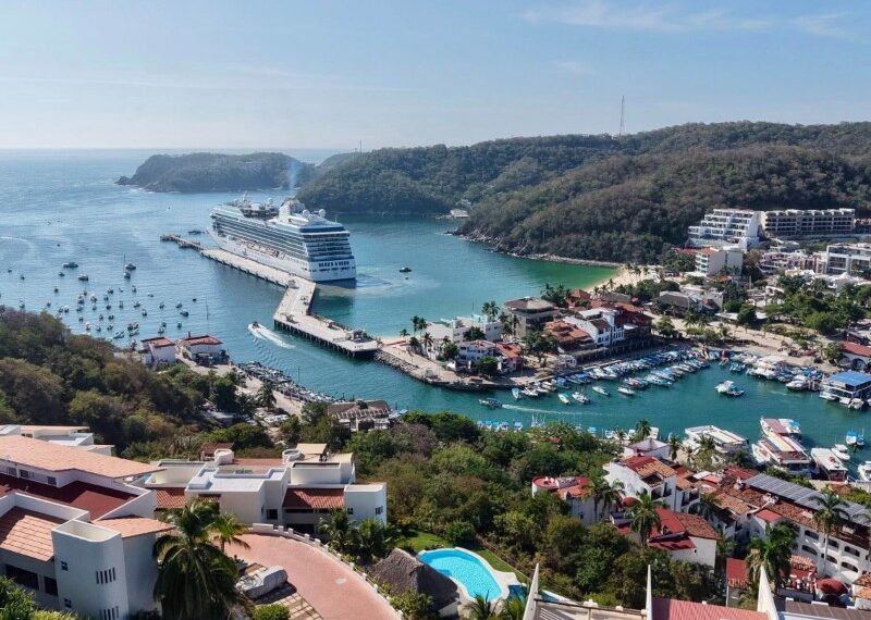 Arriba crucero Oceania Vista por primera vez al puerto Huatulco