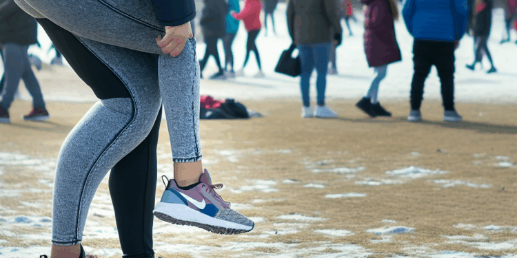 Selena Gomez guarda los jeans para usar leggings con tenis de suela track en diciembre 2025