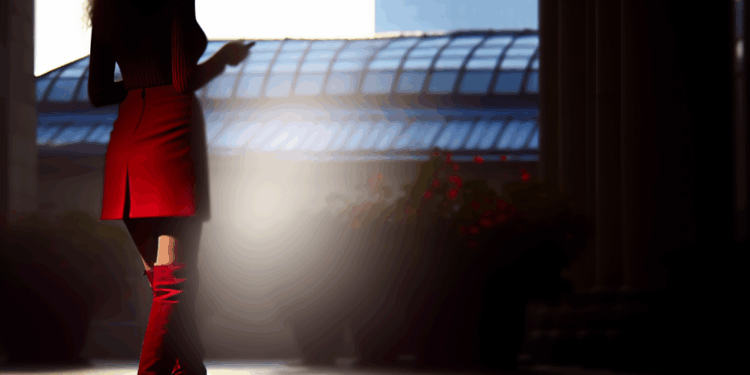 Sydney Sweeney apuesta por la minifalda roja y las botas altas más elegantes de Otoño-Invierno 2025