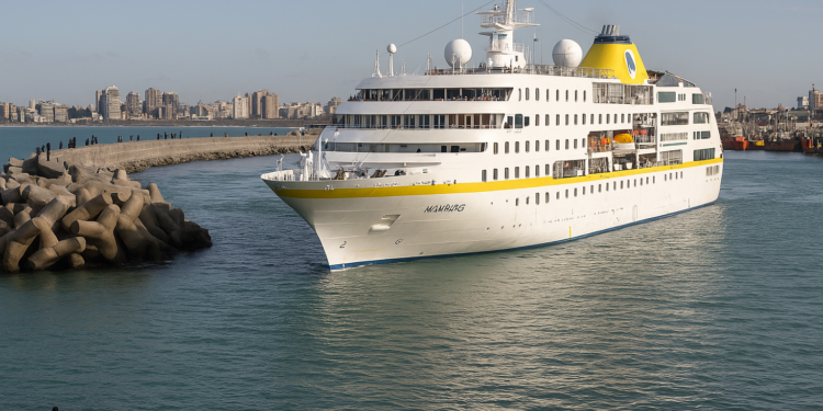 El Puerto de Mar del Plata recibió al crucero Hamburg con más de 300 pasajeros