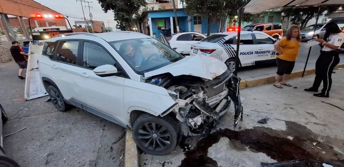 Chocan camioneta y auto en crucero de la colonia Juárez de Mazatlán