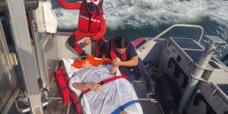 La Jornada - Marina auxilia a turista estadunidense con fractura a bordo de crucero en Michoacán