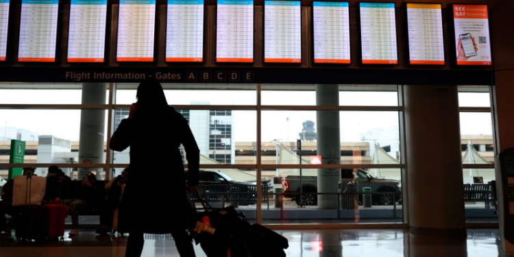 Millones de viajeros podrían dejar de visitar EE.UU. si se implementa la nueva política de redes sociales, advierten expertos