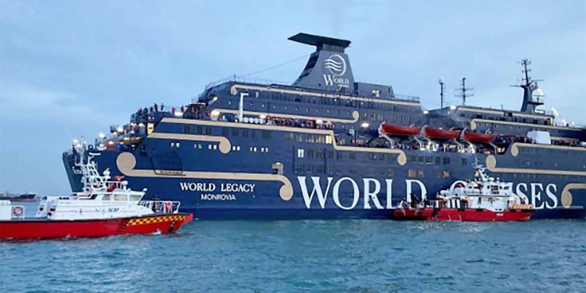 Incendio en crucero con 600 pasajeros a bordo deja múltiples víctimas
