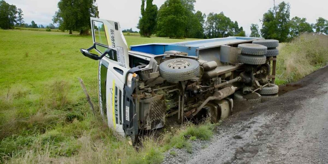 Camion con carga vuelca en Rio Bueno rumbo a Crucero y deja un lesionado