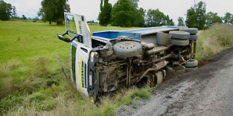 Camion con carga vuelca en Rio Bueno rumbo a Crucero y deja un lesionado