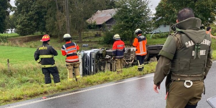 Volcamiento de camión en Río Bueno deja un lesionado camino a Crucero