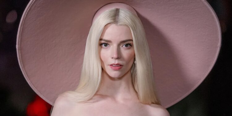 Anya Taylor-Joy impone el color rosa de la princesa Peach con falda de volantes y sombrero