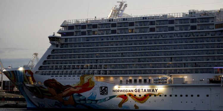 Los cruceros de EE. UU. enfrentan mayores costes por el alza del petróleo; Carnival podría ser la más afectada