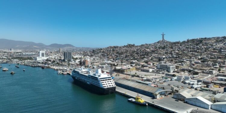 Azamara Quest arriba a Coquimbo y refuerza su presencia en rutas internacionales