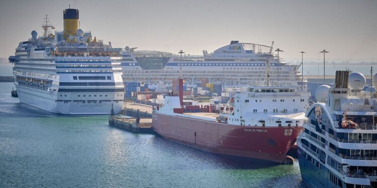Cádiz estrenará el 18 de marzo la conexión eléctrica para cruceros