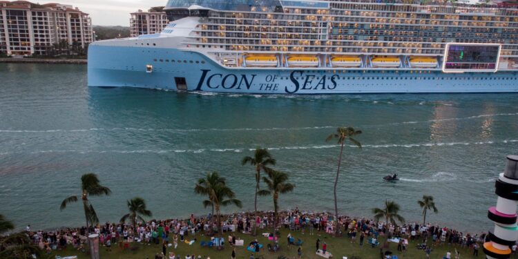 Con un peso de 250.000 toneladas, 365 metros de eslora y capacidad para casi 10.000 personas, el Icon of the Seas transformó el concepto de crucero en una ciudad flotante impulsada por gas natural