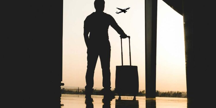 El uso de la IA para viajar crece un 64% pero los consejos de amigos siguen decidiendo el destino