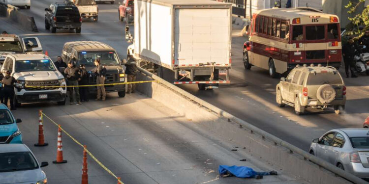 Hombre no usa el puente peatonal y muere atropellado en el crucero de la 5 y 10