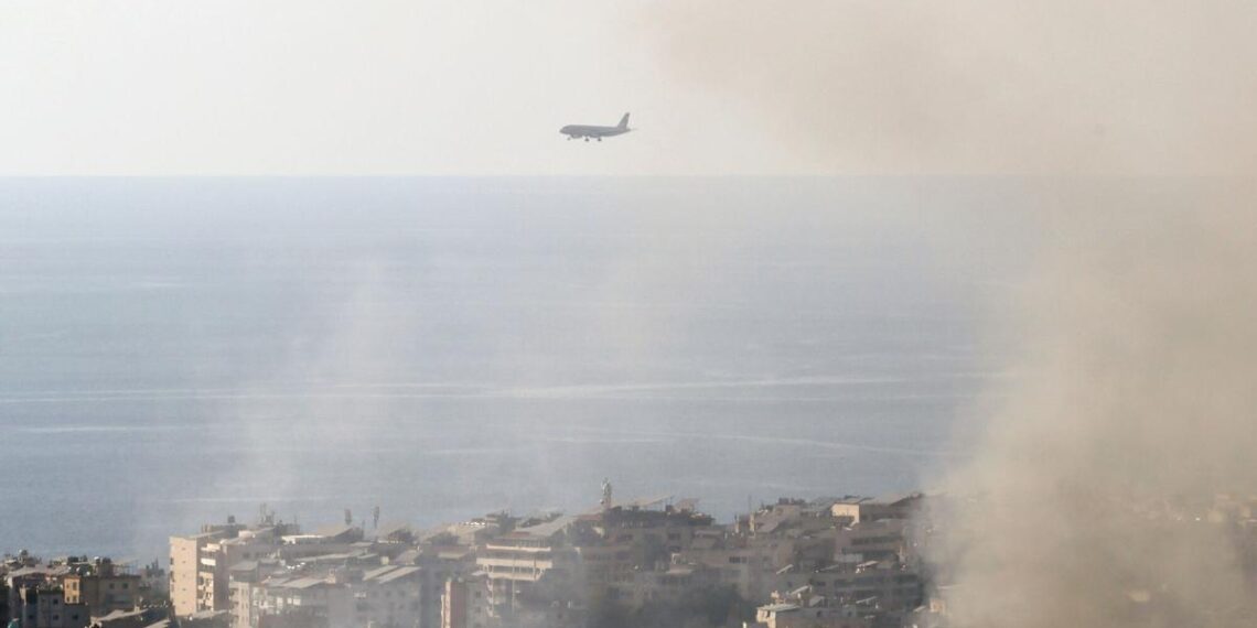 Las agencias de viajes buscan alternativas para repatriar a los viajeros tras la reapertura parcial del espacio aéreo en Dubái y Abu Dabi