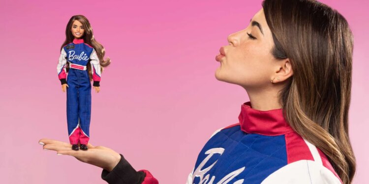 “Las mujeres necesitamos dedicación y empoderamiento para seguir creciendo”, Regina Sirvent, la piloto de carreras mexicana habla de su muñeca Barbie